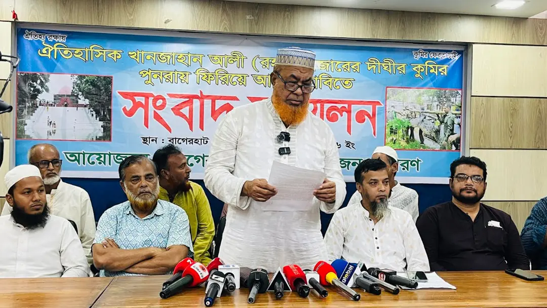 মাজারের দিঘিতে সেই কুমির ফেরত চেয়ে খাদেমের সংবাদ সম্মেলন